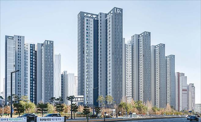 경기 화성시 ‘동탄역시범더샵센트럴시티’ 아파트는 동탄 3대장 아파트 중 하나로 통한다. (윤관식 기자)