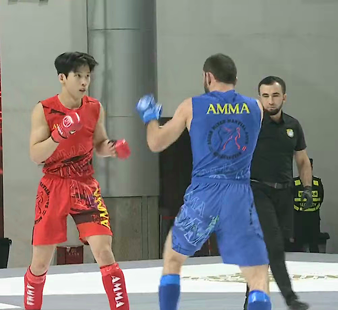 대한MMA총협회 최은석이 2026년 1월 제3회 아시아종합격투기협회 선수권대회 남자 현대 71㎏에서 타지키스탄의 후르셰조다 베흐루스를 상대하고 있다. 최은석은 동메달, 베흐루스는 은메달을 땄다. 종합격투기는 제20회 일본 아이치-나고야 하계아시안게임 정식 종목이다. 사진=AMMA