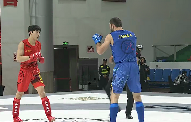 대한MMA총협회 최은석이 2026년 1월 제3회 아시아종합격투기협회 선수권대회 남자 현대 71㎏에서 타지키스탄의 후르셰조다 베흐루스를 상대하고 있다. 최은석은 동메달, 베흐루스는 은메달을 땄다. 종합격투기는 제20회 일본 아이치-나고야 하계아시안게임 정식 종목이다. 사진=AMMA