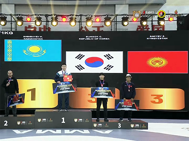 대한MMA총협회 최은석이 2026년 1월 중국 쓰촨성 루저우시 제3회 아시아종합격투기협회 선수권대회 남자 현대 71㎏ 동메달 시상식에 참가하고 있다. 종합격투기는 9월 20~22일 제20회 일본 아이치-나고야 하계아시안게임 정식 종목으로 치러진다. 사진=AMMA