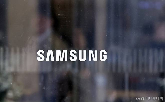 서울 서초구 삼성전자 사옥에 삼성로고가 보이고 있다. /사진=뉴시스 /사진=최진석