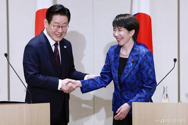 [나라=뉴시스] 고범준 기자 = 이재명 대통령과 다카이치 사나에 일본 총리가 13일(현지 시간) 나라현 회담장에서 한일 공동언론발표를 마친 뒤 악수하고 있다. 2026.01.13. bjko@mewsis.com /사진=고범준