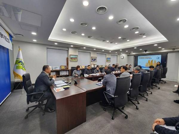 김경일 파주시장이 지난 12일 시청 접견실에서 열린 '운정중앙역 문화공연 콤플렉스 조성 타당성 조사 및 기본계획 수립 용역'중간보고회에 참석해 논의를 하고 있다. /사진제공=파주시