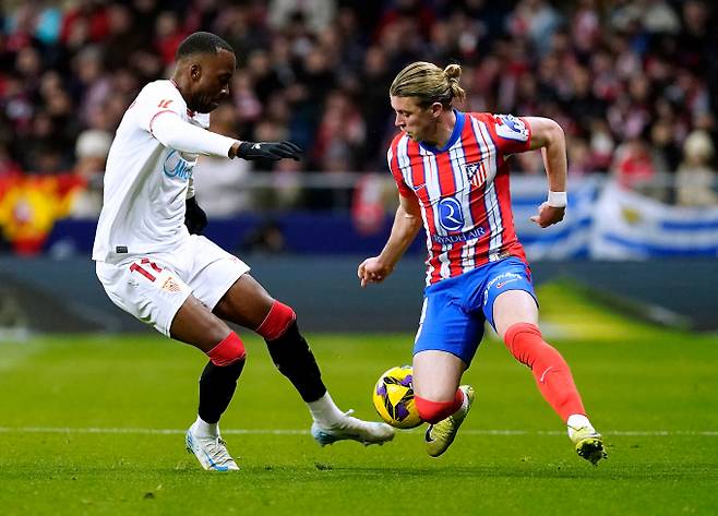 아틀레티코 마드리드 코너 갤러거가 17개월 동안의 스페인 생활을 정리하고 토트넘 홋스퍼로 이적한다. 사진은 아틀레티코 마드리드에서 활약 중인 갤러거(오른쪽). /사진=로이터