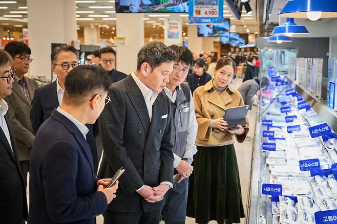 정용진 신세계그룹 회장은 새해 첫 현장경영지로 스타필드마켓 죽전점을 찾았다. /사진=이마트