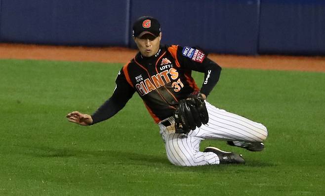 자유계약선수를 선언한 손아섭이 홈런, 도루, 수비 능력이 떨어지면서 시장에서 큰 인기를 끌지 못했다. 사진은 2017년 롯데 자이언츠 시절 손아섭. /사진=뉴스1