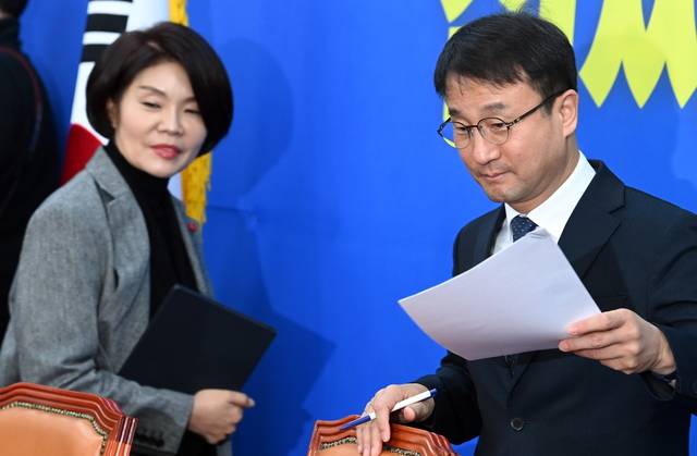 한병도 취임 첫 원내대책회의  : 한병도(오른쪽) 더불어민주당 원내대표가 13일 오전 국회에서 취임 뒤 처음으로 주재한 원내대책회의에 참석하고 있다.  곽성호 기자