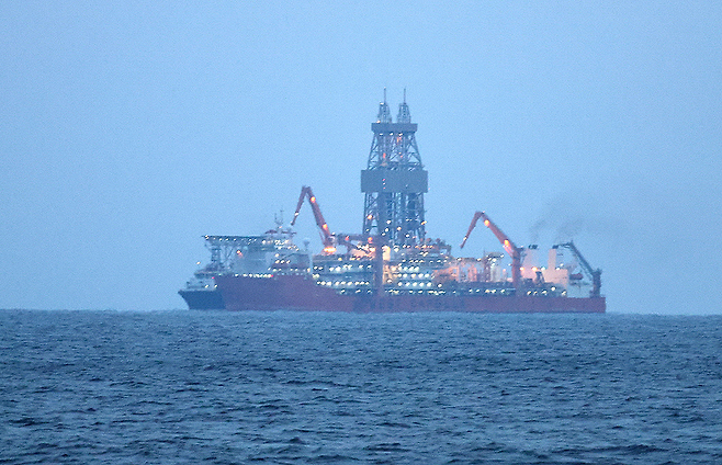 지난해 12월 경북 포항시 앞바다의 ‘대왕고래’ 유망구조에서 시추선 ‘웨스트카펠라호’가 탐사 시추 작업을 하고 있다.(포항시제공)