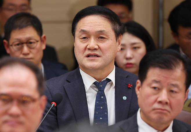 최문규 한국석유공사 기획재무본부장이 17일 정부세종컨벤션센터에서 열린 부처 업무보고에서 이재명 대통령의 질문에 답변하고 있다. [연합]