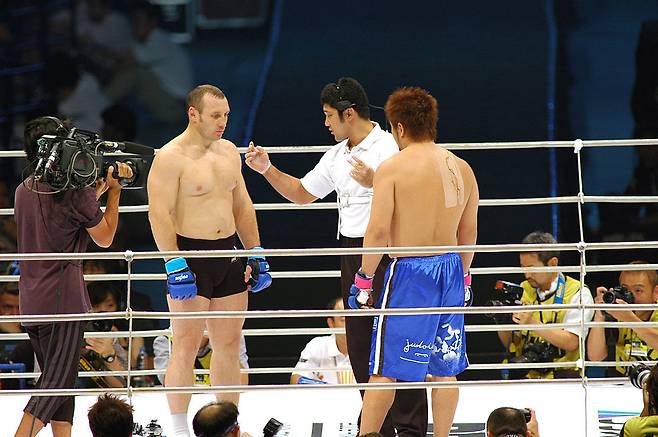 2005년 프라이드GP 2005에서 나카무라 카즈히로와 대결한 이고르 보브찬친(왼쪽). 이 경기가 공식전 마지막이 됐다. [게티이미지]