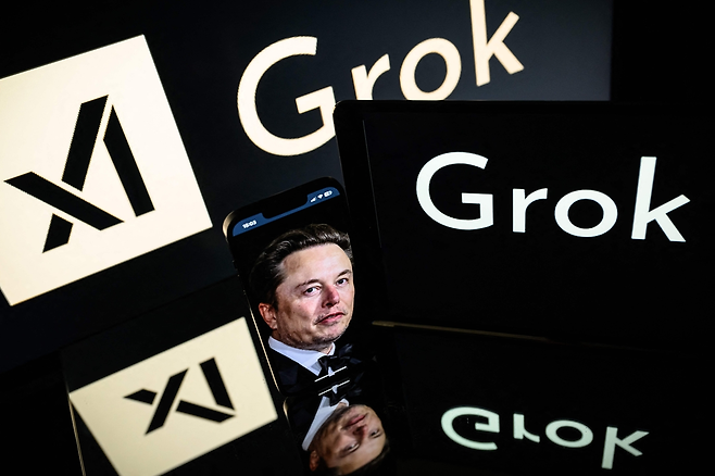 미국 인공지능 전문 기업 xAI가 개발한 생성형 인공지능 챗봇 ‘그록(Grok)’의 로고가 표시된 화면. [AFP]