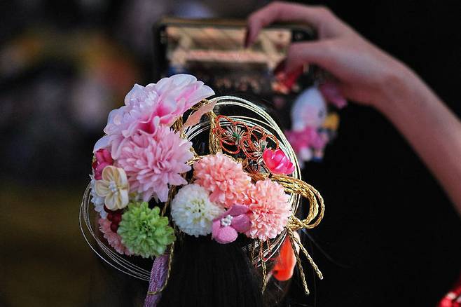 [요코하마=AP/뉴시스] 성년의 날인 12일 일본 요코하마에서 성년이 된 청년들이 성인식 행사장에 도착해 기념촬영을 하고 있다. 일본은 매년 1월 두 번째 월요일이 성년의 날로 법정 공휴일이다. 2026.01.13.