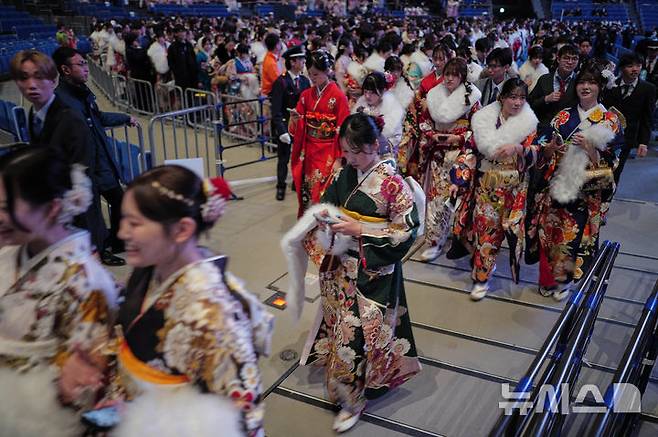 [요코하마=AP/뉴시스] 성년의 날인 12일 일본 요코하마에서 성년이 된 청년들이 성인식 행사장에 도착하고 있다. 일본은 매년 1월 두 번째 월요일이 성년의 날로 법정 공휴일이다. 2026.01.13.