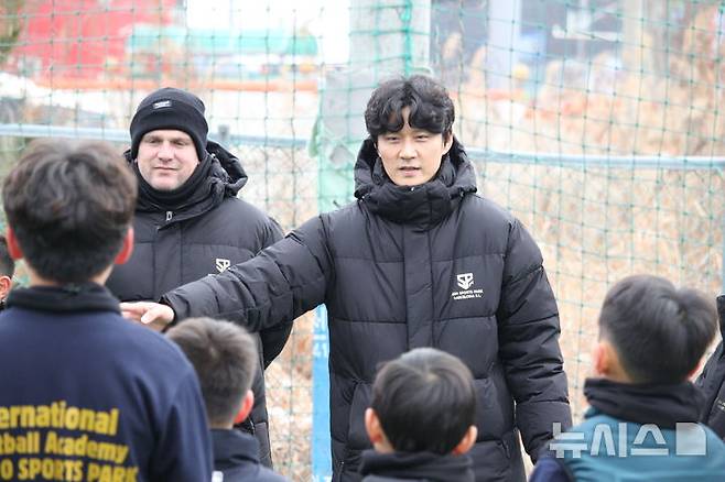 [천안=뉴시스] 최영민 기자= 12일 충남 천안시의 한 풋살장에서 열린 '2020 스포츠파크바르셀로나와 함께 하는 한국 유소년 축구캠프'에서 지도자들이 유소년 선수들과 인사를 나누고 있다. 이번 캠프는 오는 17일까지 진행될 예정이다. 2026.01.12 ymchoi@newsis.com