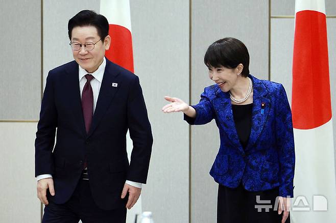 [나라=뉴시스] 고범준 기자 = 이재명 대통령이 13일(현지 시간) 나라현 회담장에서 열린 다카이치 사나에 일본 총리와 한일 확대 정상회담에서 자리 안내를 받고 있다. 2026.01.13. bjko@mewsis.com