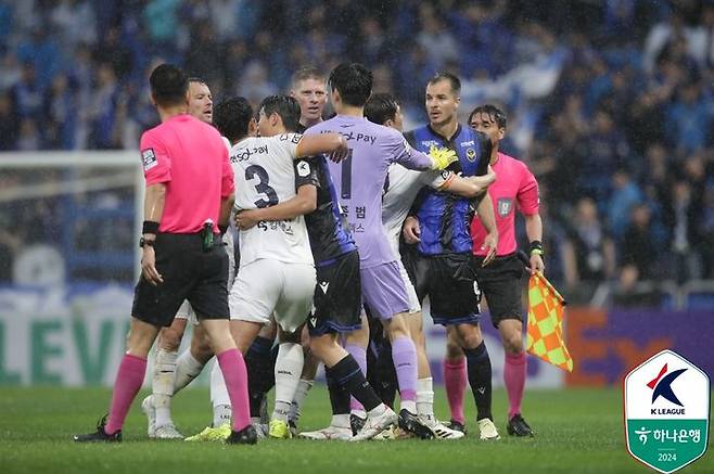 [서울=뉴시스]치열했던 프로축구 K리그1 경인더비. (사진=프로축구연맹 제공)