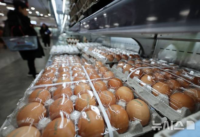 [서울=뉴시스] 이영환 기자 = 서울 시내의 한 대형마트에서 고객이 계란을 살펴보고 있다. 2026.01.07. 20hwan@newsis.com