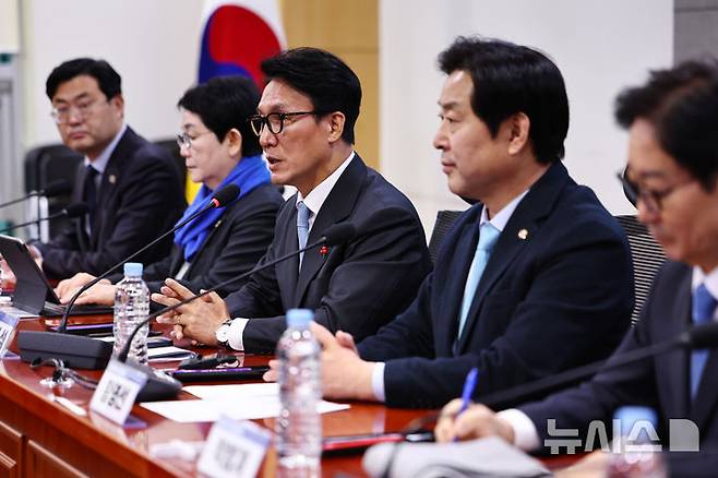 [서울=뉴시스] 김명년 기자 = 김민석 국무총리가 13일 오전 서울 여의도 국회 의원회관에서 열린 민주당 충남-대전 국회의원들과의 간담회에서 발언하고 있다. 2026.01.13. kmn@newsis.com