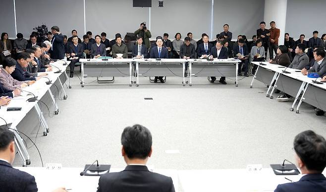 [무안=뉴시스] 김영록 전남지사가 13일 오후 전남도의회 초의실에서 열린 광주·전남 행정통합 전남도의회-집행부 간 간담회에서 의원들의 질문에 답변하고 있다. (사진 = 전남도 제공). 2026.01.13. photo@newsis.com *재판매 및 DB 금지