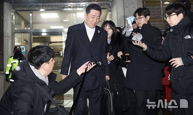 [서울=뉴시스] 조성봉 기자 = 김병기 더불어민주당 전 원내대표가 지난 12일 서울 여의도 중앙당사에서 열린 윤리심판원 회의 출석을 마치고 밖으로 나서고 있다. 2026.01.12. suncho21@newsis.com