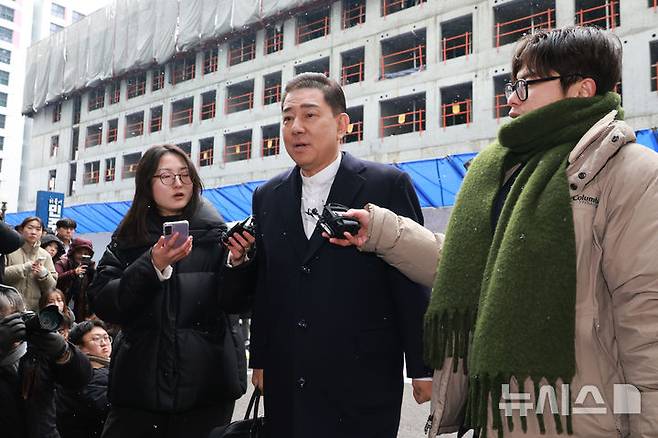 [서울=뉴시스] 고승민 기자 = 김병기 더불어민주당 의원이 지난 12일 서울 여의도 당사에서 열린 윤리심판원 회의에 출석하고 있다. 2026.01.12. kkssmm99@newsis.com