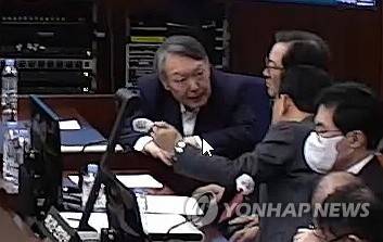 '내란 우두머리' 결심공판 출석한 윤석열 전 대통령 (서울=연합뉴스) 12·3 비상계엄 관련 내란 우두머리 혐의로 기소된 윤석열 전 대통령이 13일 서울 서초구 서울중앙지방법원 417호 형사대법정에서 열린 내란 우두머리 혐의 결심공판에 출석해 변호인들과 대화를 나누고 있다.     이날 재판은 윤 전 대통령 측 서류증거(서증) 조사, 특검 측 최종의견과 구형, 변호인의 최종변론, 피고인 8명의 최후진술 순으로 이뤄질 예정이다. 2026.1.13 [서울중앙지법 제공. 재판매 및 DB 금지] photo@yna.co.kr