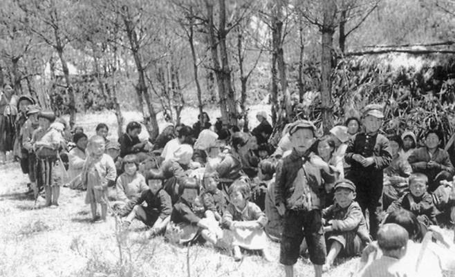 1948년 10월 당시 계엄령 선포로 제주에선 국군에 의한 초토화 작전이 진행되면서 엄청난 민간인 희생자가 발생하기도 했다. 사진은 제주 4.3 당시 중산간지대로 피신한 제주사람들. 제주4·3사건 진상조사보고서 캡처