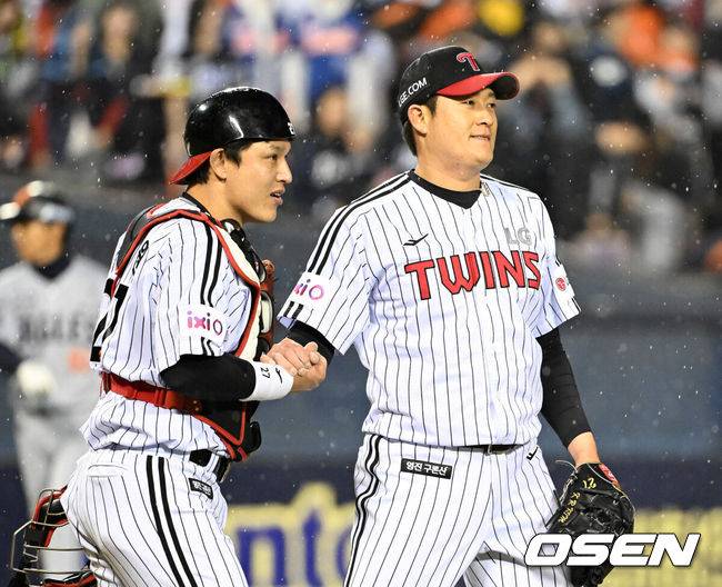 [OSEN=잠실, 이대선 기자] 프로야구&nbsp;LG 트윈스가 개막 5연승을 질주했다. LG는&nbsp;27일 서울 잠실구장에서 열린 2025 KBO리그 한화와 경기에서 2-1로 승리했다. 경기 종료 후 LG 투수 김강률이 포수 박동원과 승리의 기쁨을 나누고 있다. 2025.03.27 /sunday@osen.co.kr