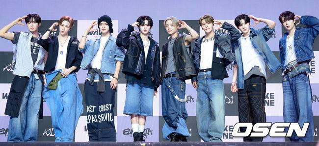 [OSEN=조은정 기자] 알파드라이브원 미니 1집 ‘EUPHORIA’ 발매 기념 미디어 쇼케이스가 12일 서울 용산구 블루스퀘어에서 열렸다.알파드라이브원의 데뷔 앨범인 미니 1집 ‘EUPHORIA’에는 선공개곡 ‘FORMULA’(포뮬러)와 타이틀곡 ‘FREAK ALARM’(프릭 알람)을 비롯해 ‘Raw Flame’(로우 플레임), ‘Chains’(체인스), ‘Never Been 2 Heaven’(네버 빈 투 헤븐), ‘Cinnamon Shake’(시나몬 셰이크)까지 총 6곡이 수록됐다.알파드라이브원이 포즈를 취하고 있다. 2026.01.12 /cej@osen.co.kr