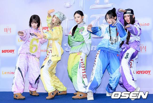 [OSEN=이대선 기자] 21일 오후 인천 영종도 인스파이어 아레나에서 ‘2024 SBS 가요대전 서머(2024 SBS 가요대전 Summer)’ 블루카펫 행사가 열렸다.‘2024 SBS 가요대전 Summer’는 잔나비를 비롯해 NCT 127, 온앤오프, Stray Kids, (여자)아이들, 투모로우바이투게더, 이영지, CRAVITY, WOOAH, STAYC, 엔하이픈, NMIXX, IVE, 르세라핌, 뉴진스, xikers, KISS OF LIFE, ZEROBASEONE, NCT WISH, 아일릿까지 총 20팀의 아티스트가 출연한다.그룹 뉴진스가 블루카펫을 밟고 있다. 2024.07.21 /sunday@osen.co.kr