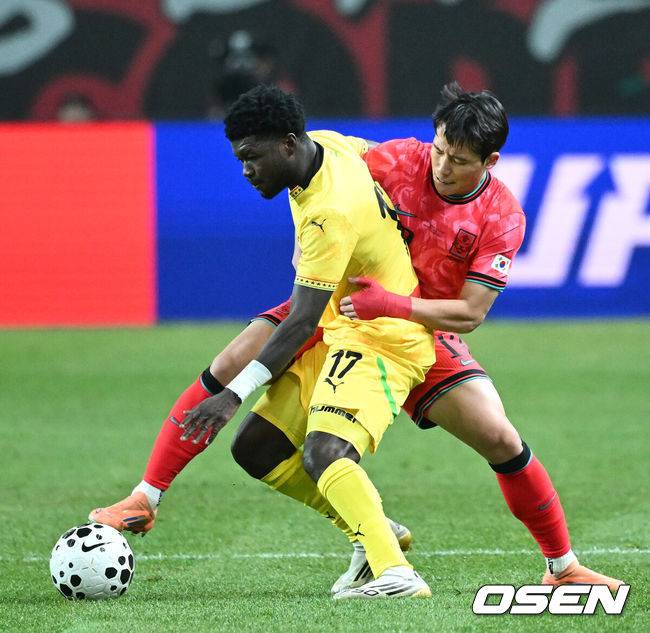 [OSEN=서울월드컵경기장, 이대선 기자] 홍명보 감독이 이끄는 대한민국 축구대표팀이 18일 오후 서울월드컵경기장에서 아프리카 강호 가나와 평가전을 가졌다.홍명보호의 2025년의 끝을 장식할 경기다. 내달 2026 국제축구연맹(FIFA) 북중미 월드컵 조 추첨을 앞두고 열리는 마지막 평가전이기도 하다. 현재 한국은 가나전 결과와 상관없이 사실상 월드컵 포트 2가 확정된 상태다. 아프리카 예선을 뚫고 북중미행에 성공한&nbsp;가나는 FIFA 랭킹 73위다.&nbsp;22위 한국보다는 51계단&nbsp;낮다. 하지만 통산 전적에서 4승 3패로 한국보다 우위다.&nbsp;전반 대한민국 이태석이 수비를 하고 있다. 2025.11.18 /sunday@osen.co.kr