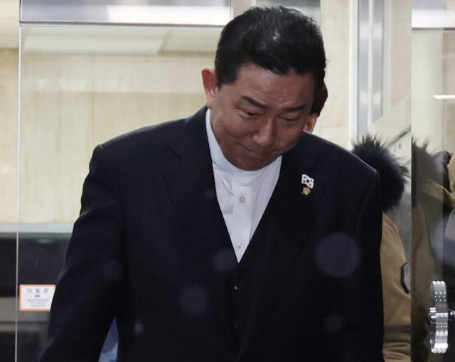 ▲공천헌금 수수 등 각종 비위 의혹을 받는 더불어민주당 김병기 의원이 12일 서울 여의도 중앙당사에서 열린 윤리심판원 회의에 출석해 소명을 마친 뒤 당사를 나서고 있다. ⓒ연합뉴스