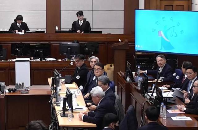 ▲12·3 비상계엄 관련 내란 우두머리 혐의로 기소된 윤석열 전 대통령과 내란 중요임무 종사 혐의를 받는 김용현 전 국방부 장관 등이 13일 서울 서초구 서울중앙지방법원 417호 형사대법정에서 열린 윤 전 대통령의 내란 우두머리 혐의 결심공판에 출석해 있다. 이날 재판은 윤 전 대통령 측 서류증거 조사, 특검 측 최종의견과 구형, 변호인의 최종변론, 피고인 8명의 최후진술 순으로 이뤄질 예정이다. ⓒ연합뉴스