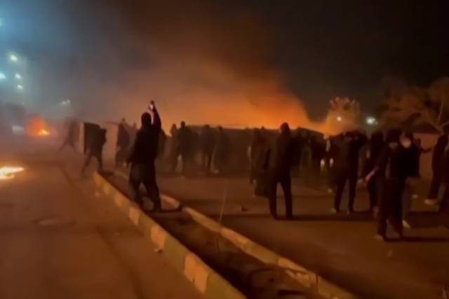 ▲10일(현지시간)부터 소셜미디어(SNS)를 통해 공개된 이란 북동부 마슈하드에서 일어난 시위 및 충돌 장면. ⓒAFP=연합뉴스