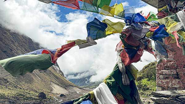 소박한 찻집처럼 보이는 작은 절, 오색 타르초가 펄럭이며 풍경에 활력을 더했다.