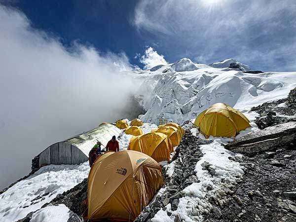 생각보다 소박했던 하이캠프. 완벽히 맑은 날씨 덕에 메라피크의 웅장한 모습이 보였고 최고의 선물이었다.