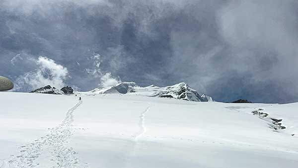 하이캠프 직전의 설경. 선명하게 이어진 발자국들이 곧 도착을 알린다. 왼쪽 검은 바위 너머가 하이캠프.