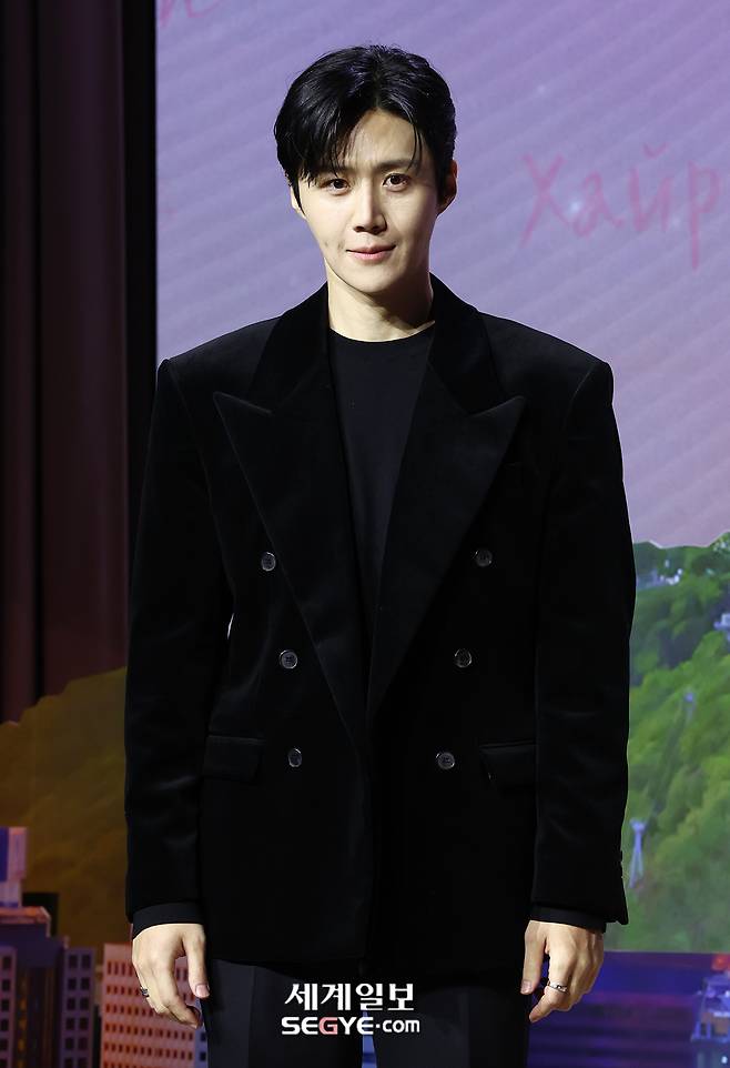 배우 김선호가 13일 서울 강남구 조선 팰리스 서울 강남에서 열린 넷플릭스 드라마 '이 사랑 통역 되나요?' 제작발표회에 참석해 포즈를 취하고 있다. 한윤종 기자