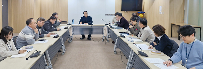 임창휘 의원이 12일 경기도의회 중회의실에서 ‘경기도 RE100-데이터센터 클러스터 활성화 조례’ 제정을 위한 관계부서 정담회를 진행하고 있다.(사진=경기도의회)