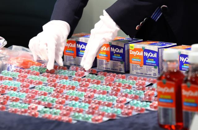 관세청이 지난해 3월 인천 중구 운서동 인천공항세관 특송물류센터에서 적발된 마약류 성분이 함유된 불법 의약품을 공개하고 있다. 연합뉴스