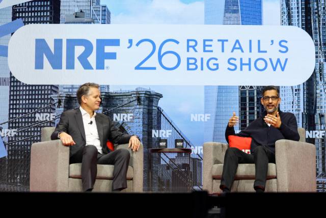 순다르 피차이(오른쪽) 구글 최고경영자(CEO)와 월마트의 차기 CEO인 존 퍼너가 11일(현지 시간) 전미소매협회(NRF)에 참석해 대화하고 있다. 로이터연합뉴스