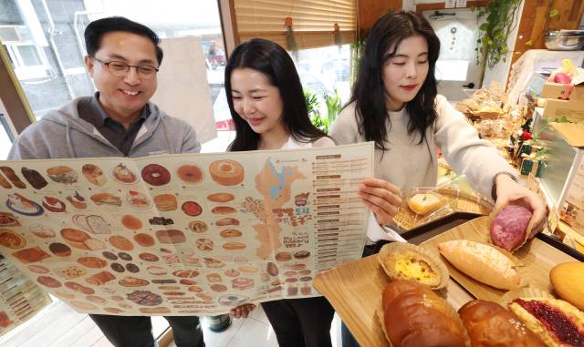 박희조(왼쪽 첫번째) 대전 동구청장과 관계자들이 마을 빵집 영문지도 ‘Bread City Donggu’를 살펴보고 있다. 사진제공=대전 동구