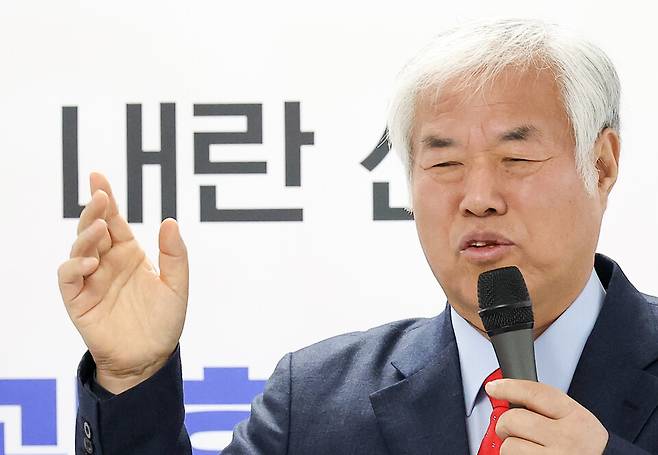 전광훈&nbsp;사랑제일교회 목사가 지난해 2월5일 오전 서울 영등포구 자유통일당 중앙당사에서 열린 서울서부지방법원 난동 사태 관련 기자회견에서 발언하고 있다. ⓒ연합뉴스