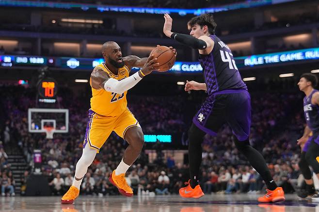 LA 레이커스 르브론 제임스가 13일 새크라멘토전에서 골밑으로 돌파하고 있다. Imagn Images연합뉴스