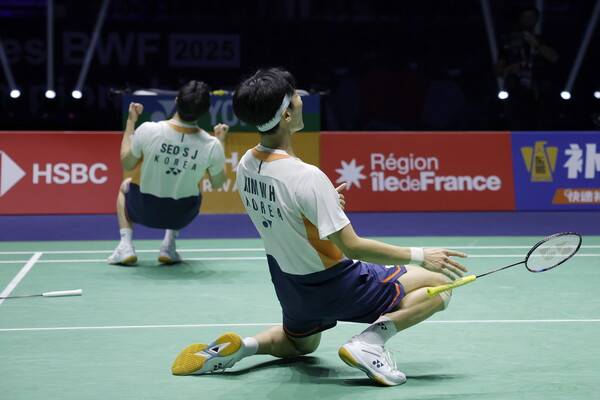 ▲ 안세영은 더이상 설명이 필요없는 셔틀콕 여제가 됐다. 지난해에만 11개의 우승 트로피를 쓸어모으면서 일본 남자 배드민턴의 전설 모모타 겐토가 2019년에 세웠던 한 시즌 최다승(단식 기준) 기록과 어깨를 나란히 했다. 이런 안세영보다 더 많은 우승을 한 진짜 신기록 작성자가 한국 남자복식에도 있다.&nbsp;ⓒ연합뉴스/EPA