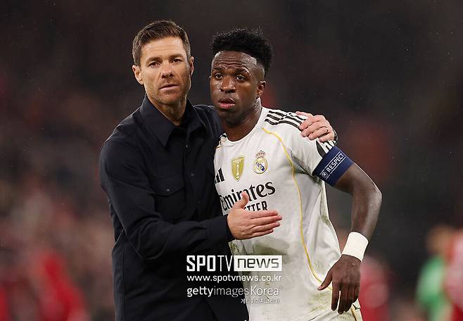 ▲ 'BBC'는 "비니시우스 주니오르의 부진이 파국의 서막이었다"고 진단하면서 “비니시우스는 자신의 폼이 떨어지자 새 감독을 탓했고, 엘 클라시코에서 교체되자 노골적으로 불만을 표출했다. 이후 그는 감독만 쏙 빼놓고 나머지 동료들에게만 사과하는 촌극을 빚기도 했다. 재계약 협상은 알론소의 거취가 결정될 때까지 중단됐다”라고 알렸다.