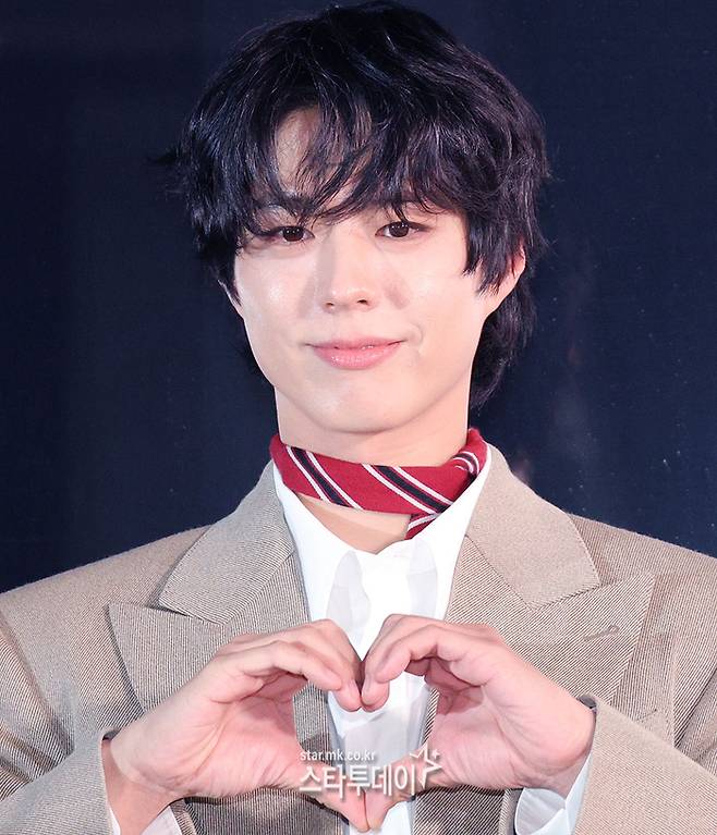 배우 박보검이 댄디한 남친룩으로 시선을 한 몸에 받았다.