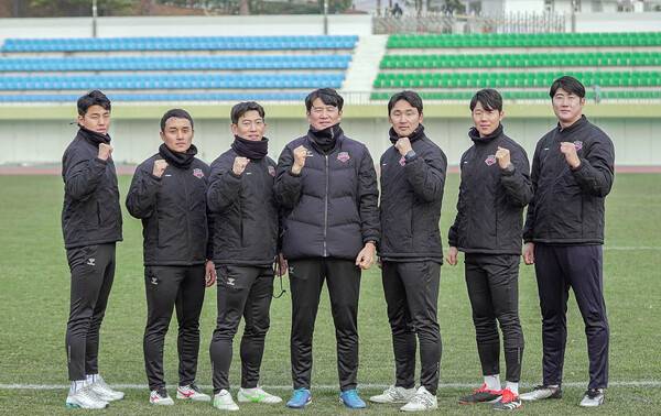 '새 사령탑' 박건하, 수원FC 2026시즌 코칭스태프 구성 완료...K리그1 승격을 위해 집중