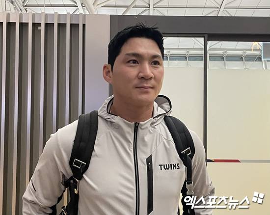 LG 트윈스 오지환이 12일 인천국제공항을 통해 1차 캠프지인 미국 애리조나로 조기 출국했다. 출국을 앞둔 오지환이 취재진과 인터뷰에 응하고 있다. 인천공항, 김유민 기자