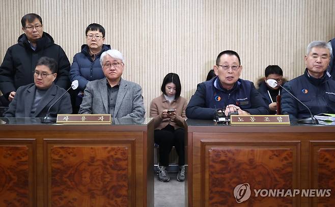 발언하는 박점곤 서울시 버스노조 위원장 (서울=연합뉴스) 윤동진 기자 = 서울 시내버스 노조 파업 예고일을 하루 앞둔 12일 서울지방노동위원회에서 열린 특별조정위원회 사후 조정 회의에서 박점곤 서울시 버스노동조합(버스노조) 위원장이 발언하고 있다. 2026.1.12 mon@yna.co.kr